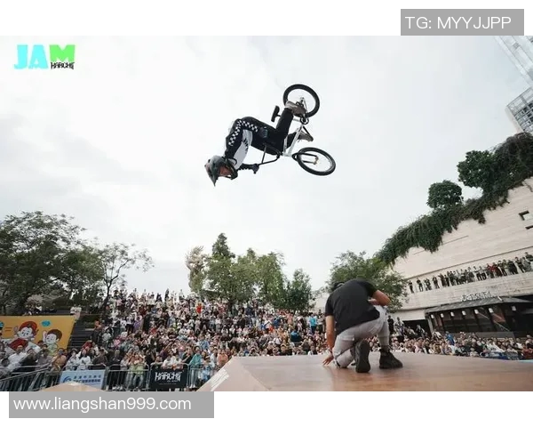 南京极限运动队在滑板精英赛中的默契配合与精彩表现分析