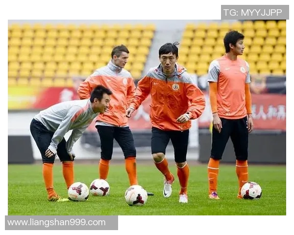 南京足球队配合引发热议球迷对战术与默契的不同看法