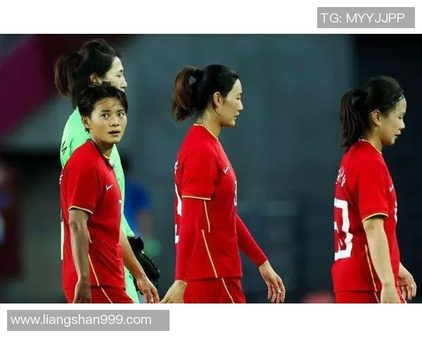 国足勇战韩国激情对决宣传海报展现足球魅力与团结精神