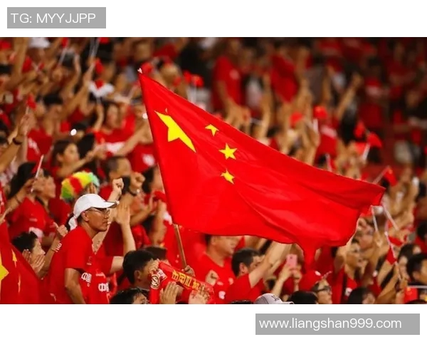 东方与恒大球迷激情对抗视频精彩回顾展现足球文化的碰撞与热情